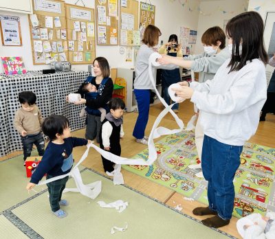 ☆脳を刺激する感覚遊び～トイレットペーパーをぐーるぐる～☆(ドレミひろば)